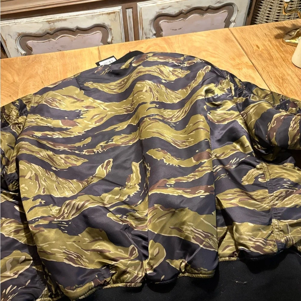 Alpha Industries Men’s Camo Bomber Jacket in Olive & Black - Picture 11 of 13